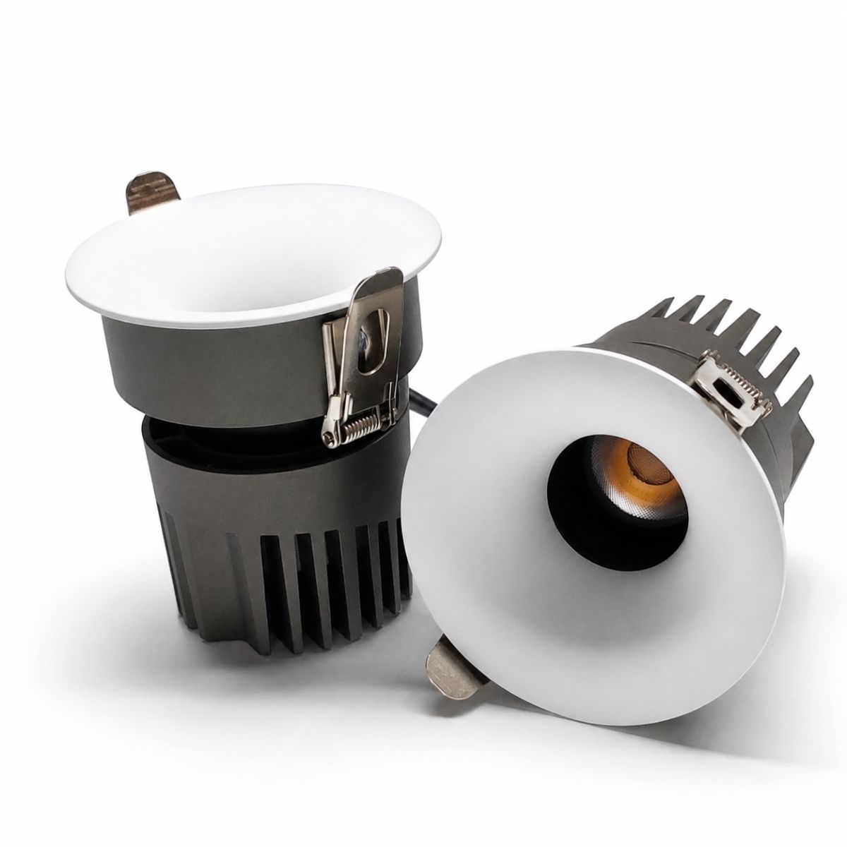 Âm trần Spotlight Akimi Lancome Trumpet 7W nổi bật với thiết kế miệng chóa loe cong Trumpet, tạo hình mềm mại và có tính trang trí cao
